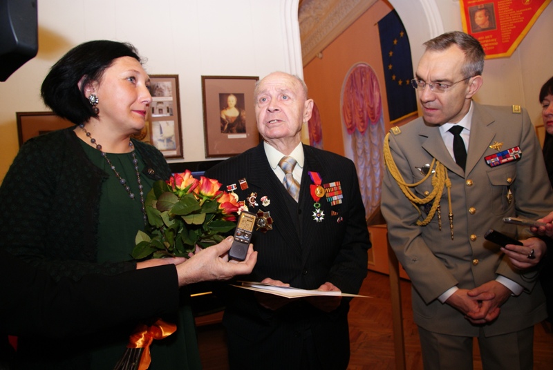 Le médecin vétéran Valentin Ogourtsov, entouré de la présidente Zoya Arrignon et du général de brigade Guy Nuyttens, arbore la médaille d’or de La Renaissance Française. (© LRF-Russie)