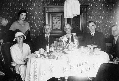Ivan Bunine avec des amis à Grasse en 1933. Crédit : Getty Images