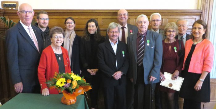 aube_troyes_renaissance_francaise_9_decembre_2017_medailles_et_quelques_jeunes_meritants_avec_les_membres_du_bureau-1.jpg