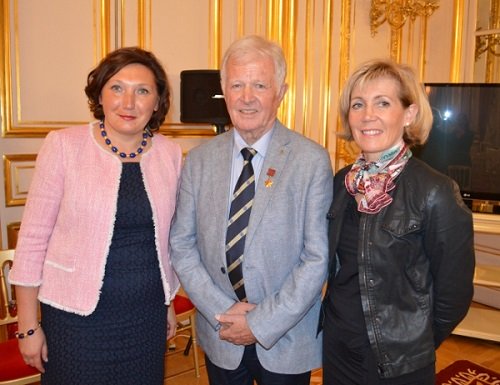 Mme Zoya ARRIGNON avec M. Jean-Loup CHRETIEN et son épouse