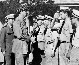 le général Charles de Gaulle et le colonel Edouard Corniglion-Molinier saluent le GC3. De gauche à droite : Jean Tulasne, Albert Littolff, Albert Preziosi, Raymond Derville, André Poznanski